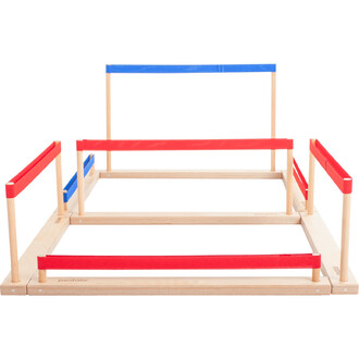 Struttura in legno per giocoleria con barre in tessuto rosse e blu, progettata per praticare equilibrio e acrobazie.