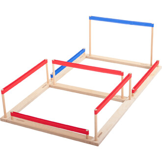 Struttura in legno per giocoleria con barre rosse e blu. Progettata per creare ostacoli o elementi di giocoleria, la struttura è stabile e adatta ad attività ludiche.
