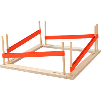 Structure de jonglerie en bois avec des barres verticales en bois et des bandes élastiques rouges, formant un cadre carré.