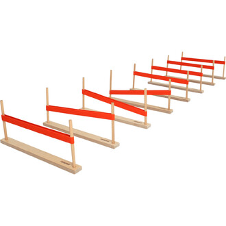 Supports en bois pour le jonglage avec des bandes élastiques orange, disposés en série.