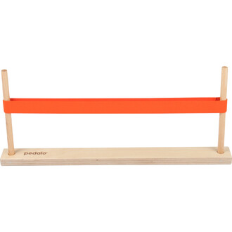 Structure en bois avec une base rectangulaire et deux poteaux verticaux, maintenus par une bande élastique orange. Le logo pedalo est visible sur la base en bois.