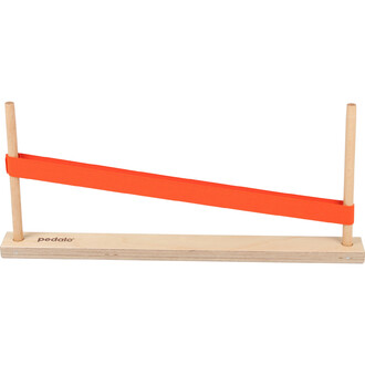 Support d'équilibre en bois avec deux poteaux verticaux et une sangle élastique orange traversant horizontalement, conçu pour des exercices de jonglerie et d'équilibre.