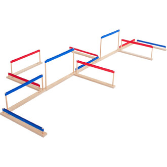 Support de jonglage composé de barres en bois avec des éléments horizontaux en rouge et bleu, disposés sur différentes hauteurs pour permettre des figures acrobatiques.