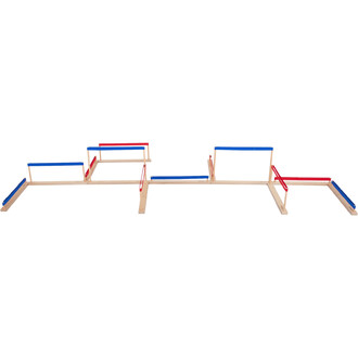 Set de barres de jonglerie en bois avec des éléments rouges et bleus, disposées en plusieurs sections et néant de support, idéal pour créer des parcours de jonglerie.