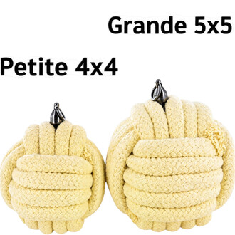 Deux Monkey Fist en corde beige avec un anneau métallique au sommet, présentées côte à côte montrant les tailles Grande 5x5 et Petite 4x4.