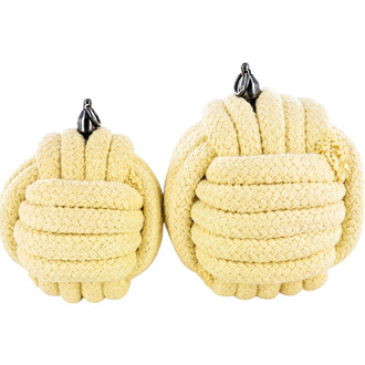 Deux boules Monkey Fist en corde beige avec anneau métallique en haut, gros plan sur fond blanc.