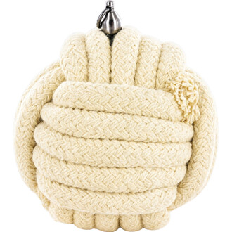 Monkey fist en corde naturelle beige, boule tressée avec capuchon métallique et boucle d’attache noire au sommet.