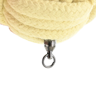 Tête de bolas Monkey Fist beige en corde tressée, gros plan sur le nœud bouleté et le connecteur métallique avec anneau d’attache.