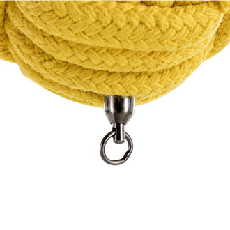 Nahaufnahme eines Monkey Fist-Balls aus gelbem Seil mit einem Metallverbinder und einem kleinen Befestigungsring.