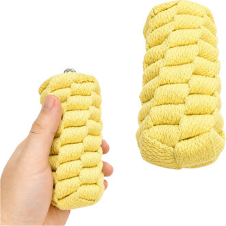 Tête de bolas Twista – gros plan sur une corde jaune épaisse tressée tenue par une main, avec un petit anneau métallique au sommet et fond blanc.