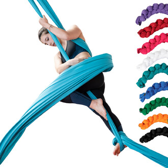 Image d'une personne en train de pratiquer des figures de tissu aérien, enroulée dans un tissu bleu. Sur le côté droit, différentes couleurs de tissus tressés sont visibles : violet, rouge, vert, blanc, orange et noir.