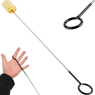 Torche de jonglerie Loop Feu Threeworlds avec mèche en kevlar, tige métallique et anneau de préhension noir, tenue en main pour illustrer la prise