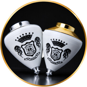 Deux toupies Jupiter Roller blanches à motifs royaux (couronnes noires) posées côte à côte sur fond noir.
