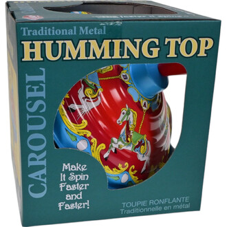 Toupie métallique bourdonnante dans son emballage, avec un design coloré représentant des chevaux de carrousel sur fond rouge. Le packaging indique Traditional Metal Humming Top et Toupie Ronflante Traditionnelle en métal.