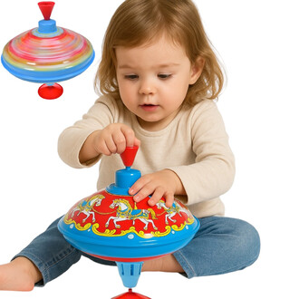Enfant jouant avec une toupie métallique bourdonnante, décorée de motifs colorés de chevaux, tenant la toupie par le haut avec une expression concentrée. En arrière-plan, une autre toupie en rotation avec des couleurs vives.