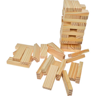 Un empilement de blocs en bois clair, avec une pile de blocs soigneusement alignés à l'arrière-plan et plusieurs blocs éparpillés autour au premier plan. Les blocs sont de forme rectangulaire, et certains présentent des motifs de grain de bois visibles.