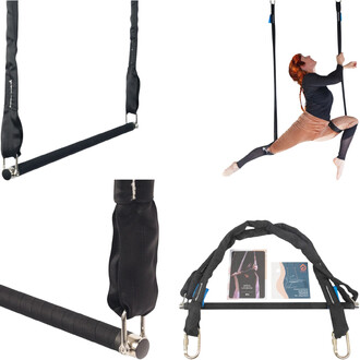 Trapèze aérien Prodigy Polysafe : ensemble complet avec barre de trapèze recouverte de mousse, deux sangles de suspension et mousquetons métalliques, accessoires et notice inclus, illustré par une acrobate en position split.