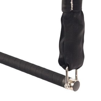 Trapèze Prodigy Polysafe : extrémité de barre noire avec grip en mousse et connecteur métallique pivotant relié à une sangle noire rembourrée.
