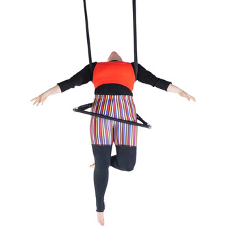 Personne suspendue en trapèze Prodigy Polysafe vue de dos, porte haut rouge et pantalon à rayures multicolores, ceinture de sécurité noire autour des hanches et deux sangles verticales au-dessus, fond blanc.