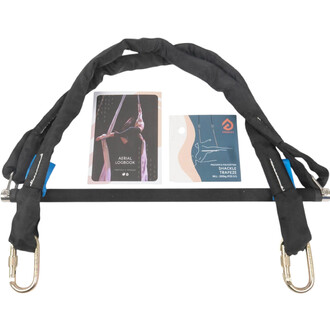 Trapèze Prodigy Polysafe noir avec barre horizontale centrale, sangles rembourrées et deux mousquetons dorés, accompagné des fiches produit Aerial Logbook et Shackle Trapeze.