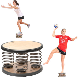 Femme en train de jongler sur une plateforme à ressorts, avec une autre femme effectuant un tir de handball. La plateforme est de forme circulaire, en bois avec des ressorts en métal.