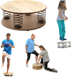 Tremplin Pedalo® 500 sur fond blanc, présentant une plateforme circulaire en bois avec des ressorts en dessous. Des personnes de différents âges et sexes utilisent le tremplin : une jeune fille sautant dessus, un homme debout tenant un ballon, un homme et