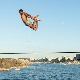 Man jumping on a slackline using the Kit Trick Line 25m by Spider Slacklines