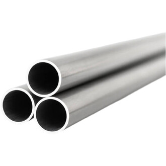 Quatre tubes cylindriques creux en aluminium 7075 à fini argenté, disposés en diagonale sur fond blanc.
