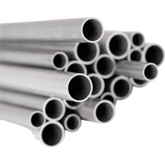 Tubes creux en aluminium 7075 argenté, à section circulaire, empilés en faisceau.