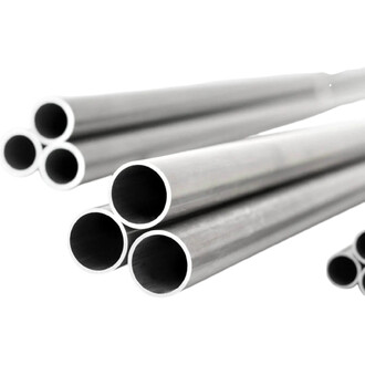 Gros plan sur des tubes creux en aluminium 7075 aérospatial, finition argentée, empilés en diagonale avec extrémités circulaires visibles et intérieur sombre