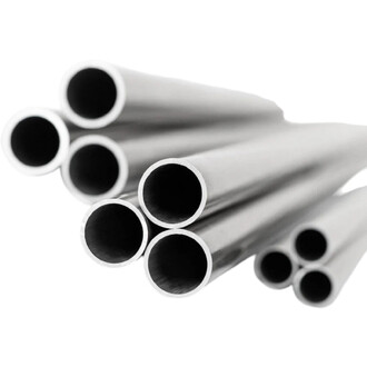 Gros plan sur des tubes en aluminium 7075 aérospatial empilés, extrémités rondes et évidées avec finition argentée sur fond blanc.