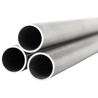 Gros plan sur des tubes cylindriques creux en aluminium 7075 aérospatial, fins et finis argentés avec intérieur sombre, empilés les uns sur les autres.
