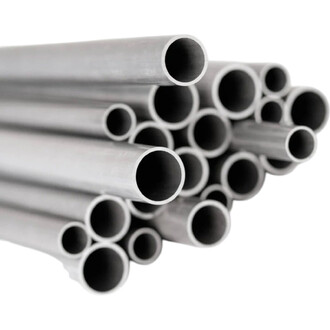 Gros plan sur des tubes en aluminium 7075 aérospatial, creux et argentés, empilés en pile.