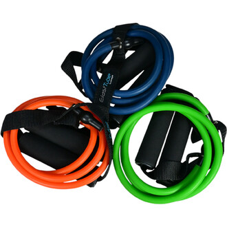 Trois tubes de résistance de couleurs orange, bleu et vert, enroulés et dotés de poignées noires. Chaque tube est maintenu par une sangle noire, mettant en avant leur flexibilité et leur utilisation pour l'entraînement sportif.