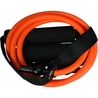 Tube de résistance enroulé, avec des poignées noires en mousse et des cordons orange. Un clip métallique est visible sur le côté, et le tout est maintenu par une sangle noire.
