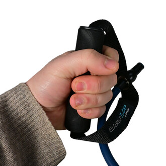 Main serrant le manche d'un tube de résistance, avec une sangle noire visible sur la prise, le tout sur fond blanc.