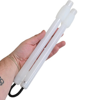 Deux tubes blancs de remplacement pour nunchakus Threeworlds, reliés par une pièce centrale, tenu dans une main avec cordon noir, sur fond blanc.