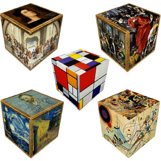 Cubes puzzle 3x3x3 V-Cube Peintres, chacun imprimé de reproductions d’œuvres d’art célèbres sur leurs faces (ex. La Joconde et La Nuit étoilée), avec un cube central à motifs colorés façon Rubik’s Cube.