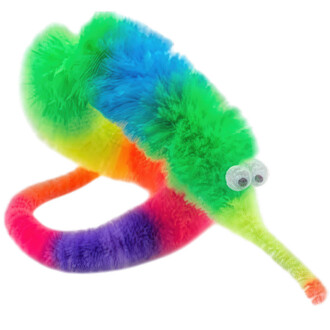 Jouet en forme de serpent coloré avec un pelage en fausse fourrure dans des teintes vives de vert, jaune, bleu, rouge et violet, doté de deux yeux mobiles.