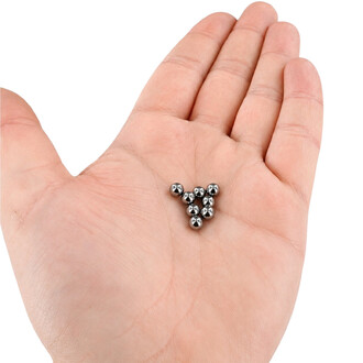 Eine kleine Kette aus silbernen Metallperlen in der Handfläche, die als Schrauben für den Drachenstab Gora dient.
