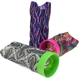 Trois tubes colorés du produit Waboba Airlyft : un tube violet avec un motif géométrique rose, un tube noir et blanc avec des motifs en zigzag, et un tube multicolore avec des motifs de feuilles, chacun avec une base en plastique de couleur vive (vert et