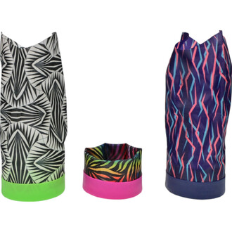 Trois sacs Waboba Airlyft de différentes tailles et motifs sont présentés. Le sac de gauche, de grande taille, présente un motif en noir et blanc avec des motifs de feuilles et a un fond vert. Le sac central est de petite taille avec un motif multicolore
