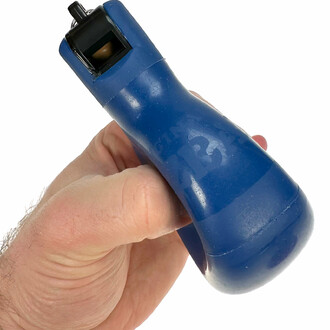Sifflet Wizzball tenu en main. Pour faire fonctionner le sifflet, il faut appuyer sur le corps du sifflet.