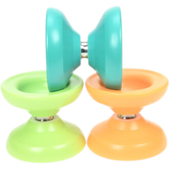 Deux yoyos Skyva colorés vus de face : le yoyo de gauche turquoise avec plateau vert lime, le yoyo de droite turquoise avec plateau orange ; axe métallique visible au centre.