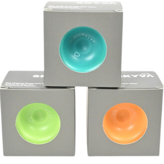 Trois yoyos Skyva colorés (turquoise, vert lime et orange) posés sur leurs boîtes grises, affichés sur un présentoir.
