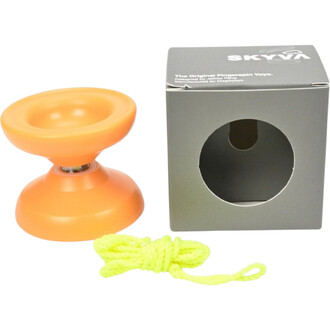 Yoyo Skyva orange avec corde jaune à côté d’une boîte grise affichant SKYVA et une fenêtre circulaire.