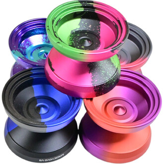 Yoyo V8 coloré avec des finitions variées, comprenant des teintes de rose, vert, violet, bleu et noir, empilés de manière artistique. Les yoyos présentent des designs modernes avec des surfaces lisses et des reflets.