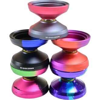 Quatre yoyos V8 de différentes couleurs sont empilés les uns sur les autres. Chaque yoyo a un design brillant et coloré, allant du noir et vert au bleu, rose et rouge, mettant en avant une finition métallisée. Les noms Magic Yoyo V8 sont visibles sur plus