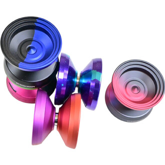 Yoyo V8 en plusieurs coloris, dont un noir et bleu, un violet avec des éclaboussures, un orange, un rouge et un gris, disposés de manière à montrer leurs designs uniques.