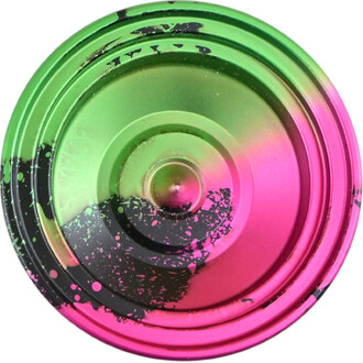 Yoyo V8 vue du dessus, avec une finition brillante en dégradé de vert et rose, ornée de taches noires.